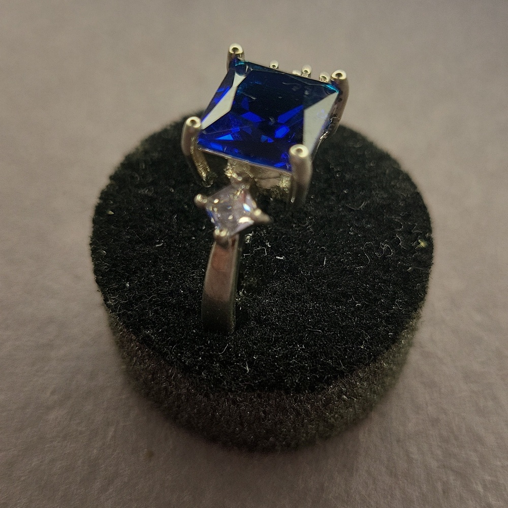 Elegant Blue and Silver Ring - Picture 3 of 5
